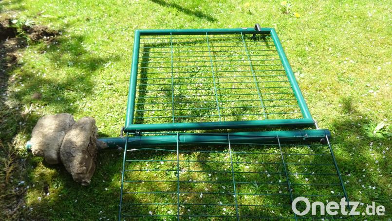 In einem Garten im Mähringer Ortsteil Griesbach haben Jugendliche in der Walpurgisnacht eine Gartentür inklusive Pfosten, Zaunteil und Betonfundament aus dem Boden gerissen. Einer der Buben hat sich am Sonntagabend bei der Geschädigten gemeldet, die sich darüber sehr gefreut hat, und die Tat gestanden. Bild: Ingrid Mathiebe-Fuchs/exb