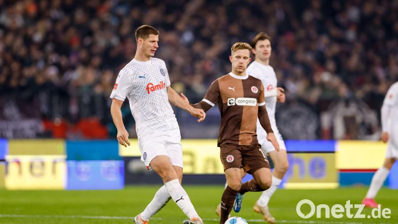 Ende November absolvierte Patrick Erras (links) beim FC St. Pauli sein bisher letztes Bundesligaspiel. Seit dieser Zeit ist der 30-Jährige aus Raigering wegen der Folgen einer Kopfverletzung außer Gefecht. Bild: Philipp Szyza/dpa