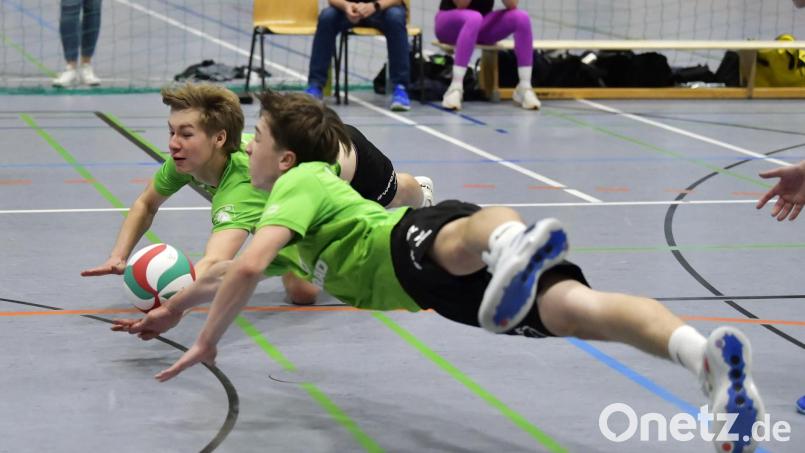 Kollektiver Hechtbagger von Laurenz Mecke (hinten) und Felix Lustig (vorne) vom VC Amberg. Bild: Hubert Ziegler