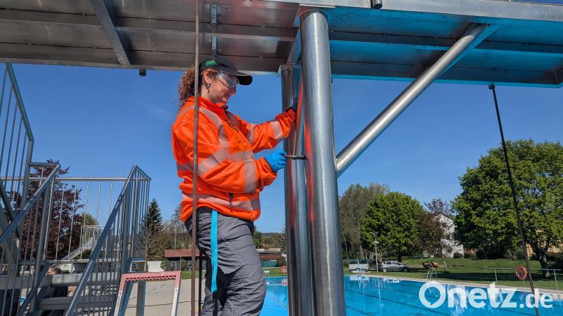Nikola Pluhařová löst mit einem speziellen Mittel den Flugrost von der Edelstahl-Oberfläche des Sprungturms im Freibad Waldsassen. Am 17. Mai startet die neue Saison. Bild: pz