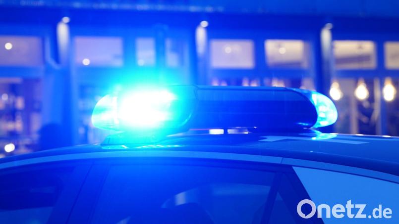 Ein unbekanntes Fahrzeug hat in Arzberg-Seußen eine Steinsäule eines Gartenzauns gerammt. Symbolbild Marcus Brandt/dpa