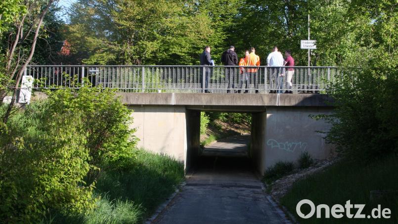 Die Unterführung bei Fichtenschacht verbindet die Sommerstraße mit dem Dammweg. Die dringend erforderliche Sanierung des Bauwerkes übernimmer zunächst der Markt Wiesau. Die Kosten werden dem Eigentümer - das Staatliche Bauamt Amberg--Sulzbach - später in Rechnung gestellt. Bild: wro