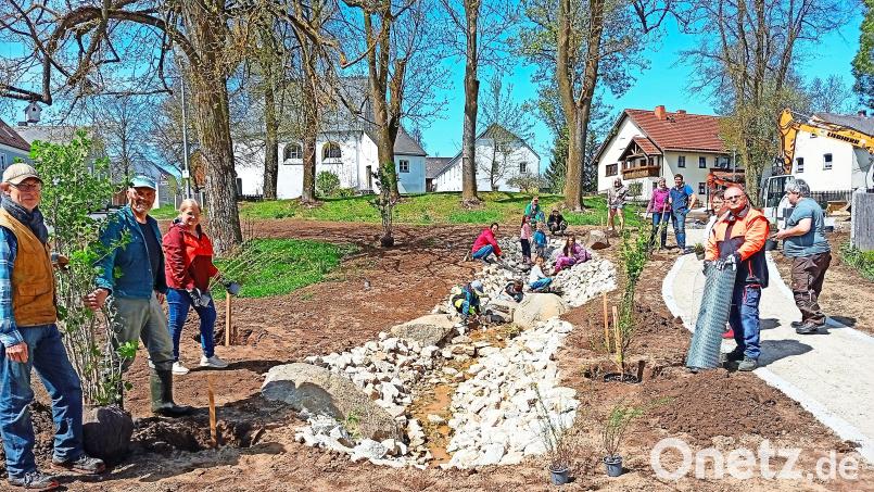 Die Dorfgemeinschaft Lengenfeld– Kinder, Eltern und Großeltern – trafen sich zur Pflanzaktion im Oberen Dorfbereich. Im Bild links die Organisatoren Oskar Kastner und Josef Reichenberger. Bild: fpoz