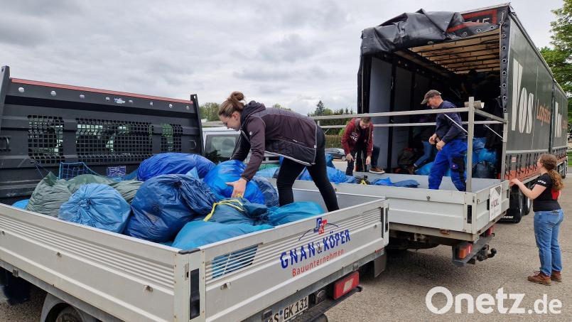 Bei der Altkleidersammlung ist bei den Pfadfindern Muskelkraft gefragt: Den ganzen Tag über gilt es, tonnenweise Säcke von Transportern in einen Lkw umzuladen. Doch wie lange rentiert sich das Geschäft noch? Archivbild: Tobias Gräf
