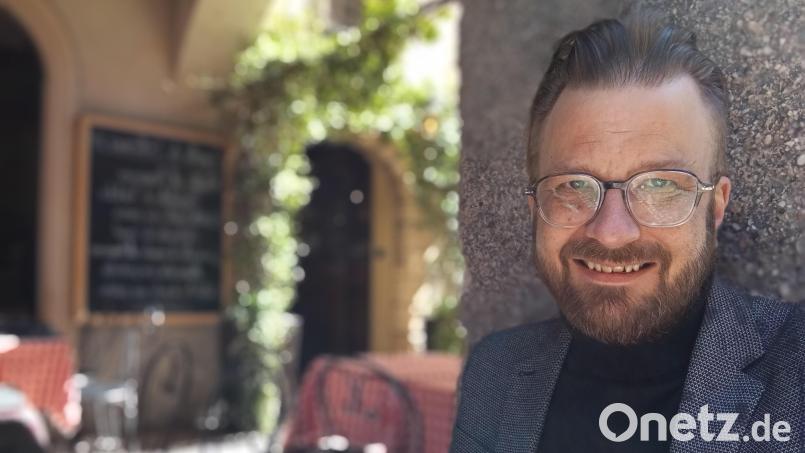 Santtu Weniger stellt im Gut Plankenhammer seines neuestes Buch vor. Bild: Lisa Weniger