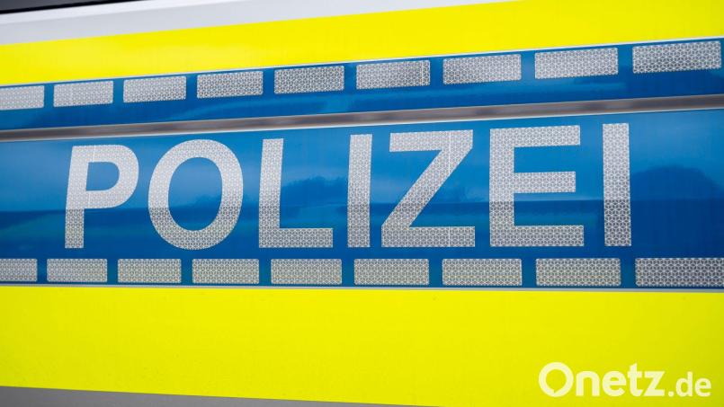 Ein 41-jähriger Mann versuchte bei einer Zugkontrolle in Weiden, unbemerkt Drogen zu entsorgen. Das hat ein Passant beobachtet und die Polizei informiert. Symbolbild Daniel Vogl/dpa