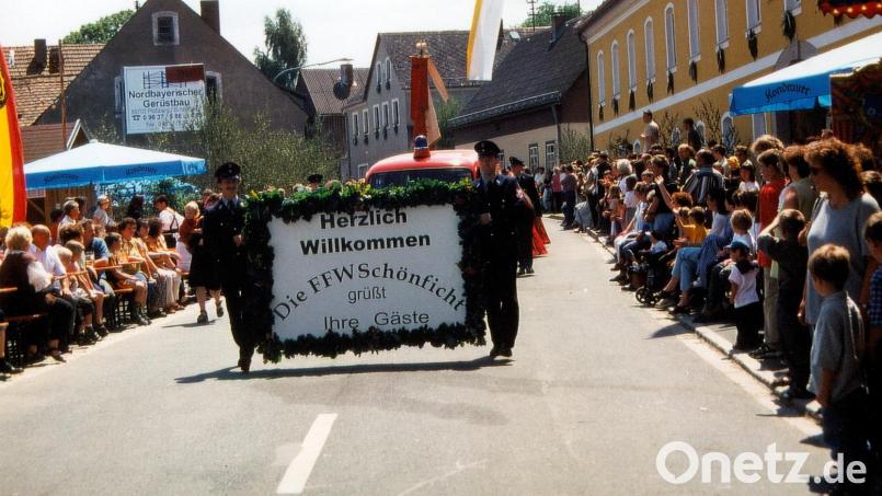 Bei der 100-Jahr-Feier bewegte sich ein großer Festzug durch Schönficht. Auch heuer wird es zum Jubiläum am Sonntag, 25. Mai, wieder einen geben. Archivbild: Feuerwehr Schönficht/exb