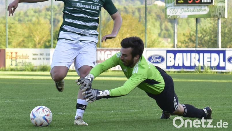 In dieser Szene scheitert der Dieterskirchener Maximilian Schießl (links) noch an Schmidgadens Keeper Lukas Prem. Später überwand er ihn aus ähnlicher Position zum 1:0- Bild: ham