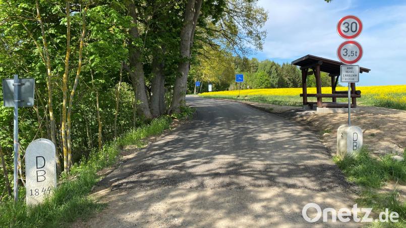 Der Grenzübergang bei Bad Neualbenreuth ist nun auch für Personenautos offiziell geöffnet. Der Abschnitt auf tschechischer Seite bis Mýtina (Altalbenreuth) ist ausgebaut, der auf bayerischer Seite soll im Sommer folgen. Bild: Franziska Maier