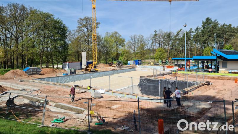 Noch ist das Waldbad eine große Baustelle. Doch Ende Juni bis Anfang Juli soll der Badebetrieb bereits wieder starten. Bild: sne