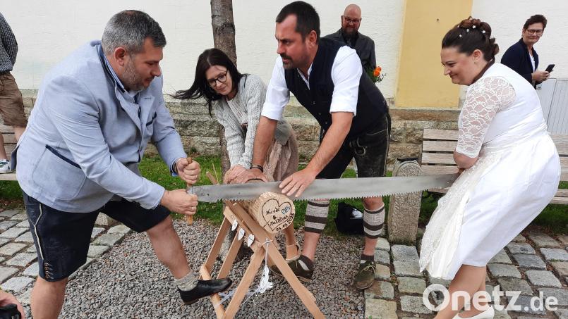 Gar nicht so einfach, mit einer stumpfen Säge eine Scheibe Holz abzusägen. Bild: kro