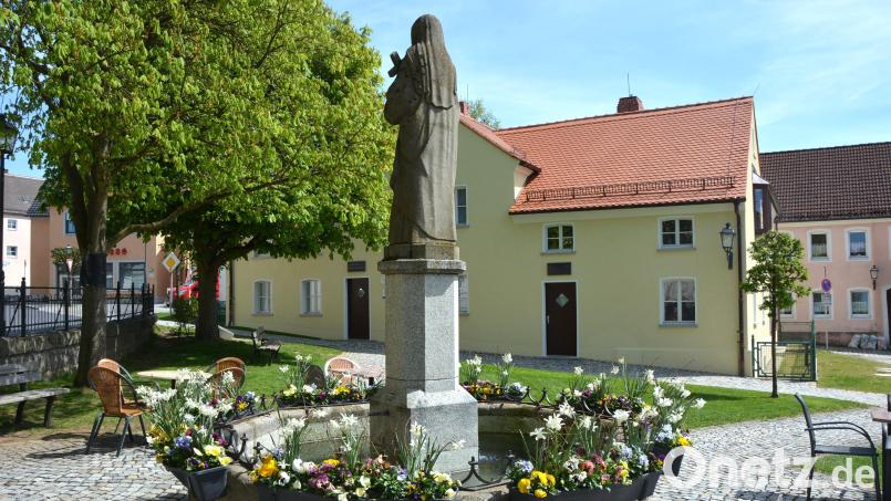 100 Jahre Heiligsprechung der französischen Heiligen Therese von Lisieux werden in Konnersreuth mit einer zweiwöchigen Veranstaltungsreihe begangen. Im Bild ist der Theresienbrunnen am Therese-Neumann-Platz zu sehen, im Hintergrund das sanierte Reslhaus. Bild: jr