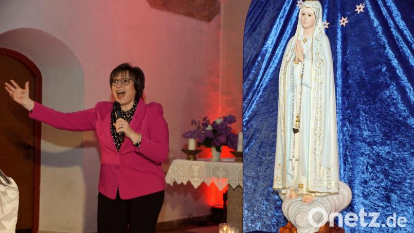 Im Mittelpunkt immer die Mutter Gottes. Leidenschaftlich, innig und kraftvoll präsentierte Brigitte Träger ihre Volks- und Kirchenlieder. Bild: bkr