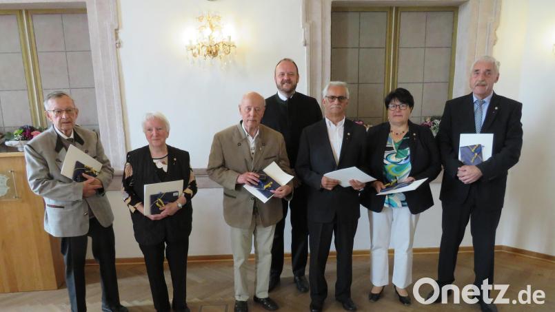 Landrat Andreas Meier (hinten) überreichte an Peter Garreiss (von links), Maria-Anna Stabla, Franz Völkl, Josef Käs, Christina Rosner und Martin Högen die Ehrung des bayerischen Ministerpräsidenten. Bild: adj