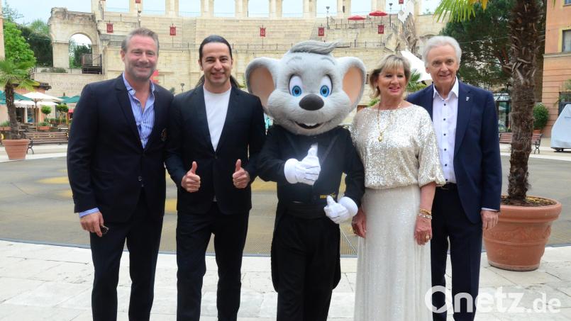 Sänger Sascha, Comedian Bülent Ceylan, Ed, die Euro-Maus, Mauritia und Jürgen Mack freuen sich über die 25.000-Spende an die Stiftung &quot;Deine Chance für Musik&quot; zugunsten benachteiligter Kinder. Bild: Kunz