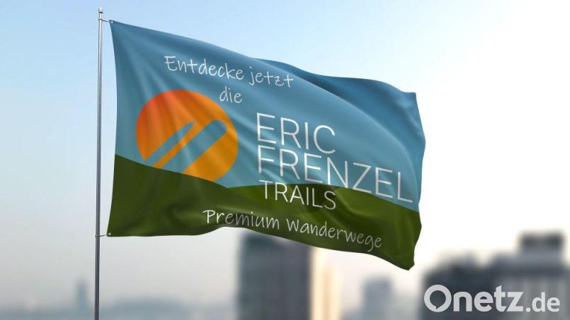 An den Parkplätzen der Eric-Frenzel-Trails gibt es einheitliche Fahnen mit einem besonderen Logo. Bild: Stephan Peplies/exb