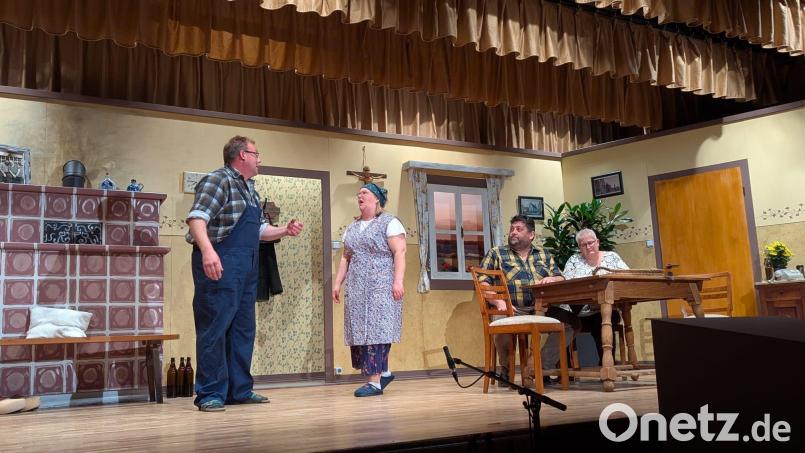 Die Theatergruppe Auerbach steht mit dem Dreiakter &quot;Der umdraahte Bua&quot; auf der Bühne. Bild:  Michael Buchfelder