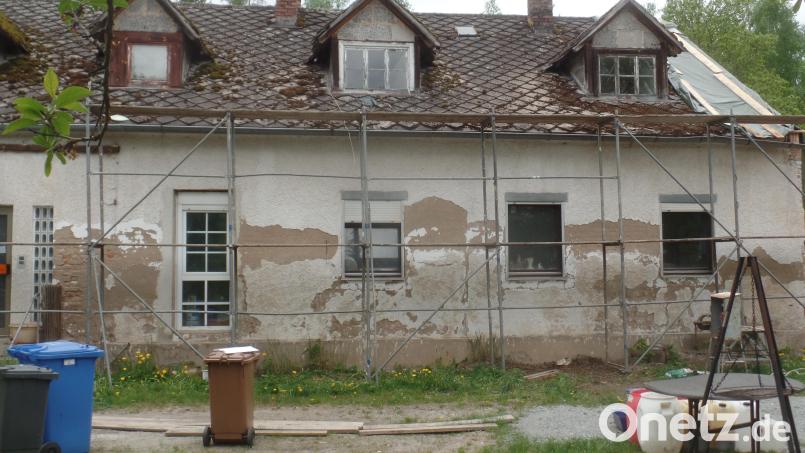 Dem früheren Arbeiterhaus sieht man das Alter von mehr als hundert Jahren an. Bald soll es aber ein Schmuckstück mit vier Mietswohnungen werden. Bild: jml