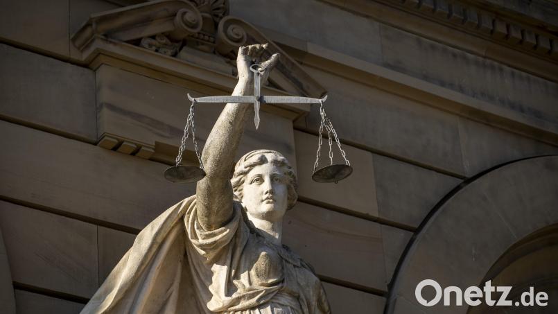 Die Justitia steht vor einem Gerichtsgebäude. Symbolbild: Stefan Puchner/dpa