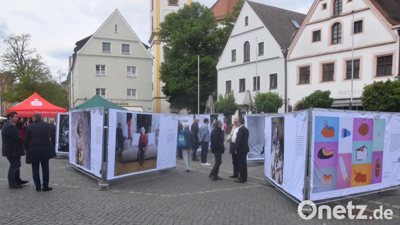 Zwischen Stadtbrunnen und dem Alten Rathaus in Weiden thematisieren 15 Leinwände die Krankheit Demenz. Bild: fz