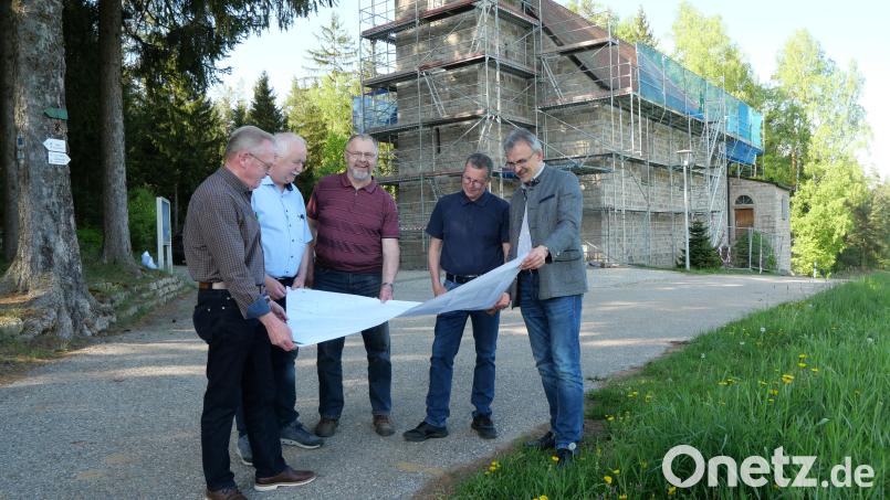 Architekt Richard Kraus, Kirchenpfleger Alfons Meierhöfer, Vorsitzender des Fördervereins Franz Schraml, Mesner Markus Dietrich und Pfarrer Martin Besold (von links) beim Studium der Pläne für die Umbaumaßnahmen der Steinwaldkirche. Bild: jbe