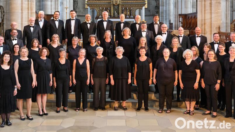 Die Mixtura Cantorum mit Chorleiter Mario Gebert (rechts) gastiert am 24. Mai in Neustadt/WN. Bild: hbl
