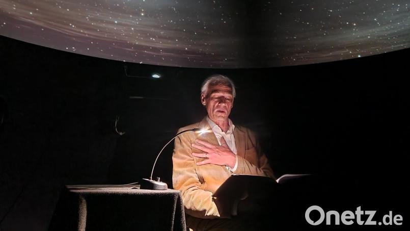 Autor Rudolf von Waldenfels entführte die Zuhörer seiner Lesung in Ursensollen &quot;In die Nacht&quot;: Der Sternenhimmel in der Kuppel des Planetariums bot die perfekte Kulisse für diesen besonderen Abend. Bild: Stephanie Hüttner