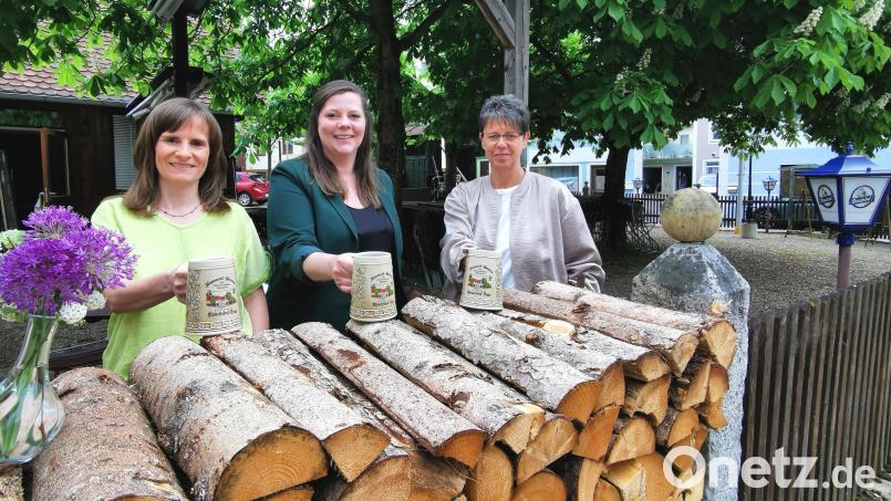 In Oberviechtach gibt es nach zehn Jahren Pause wieder einen Biergarten: Die Schwestern Anita Saller (von links) und Andrea Deyerl sowie Freundin Birgit Kraus erwecken den Kramerl-Garten aus dem Dornröschenschlaf. Bild: Portner