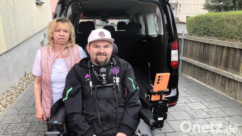 Sylvia Hauser und ihr Sohn Patrick freuen sich über das behindertengerecht umgebaute Fahrzeug und sind für die Unterstützungen sehr dankbar. Bild: wro