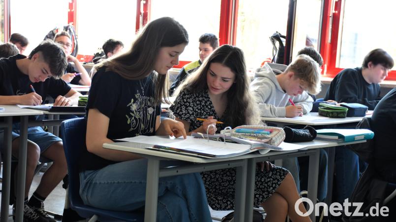 Gastschülerin Teresa aus Karlsbad (vorne, rechts) kann bereits nach wenigen Wochen sehr gut Deutsch sprechen und lesen. Wenn sie etwas nicht versteht, hilft ihr die ganze Klasse 9a, wie hier ihre Banknachbarin Anna. Bild: ubb