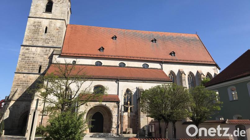 Viele Treffen bekam damals der Turm der Pfarrkirche ab und der Wind pfiff durch das fensterlose Kirchenschiff. Bild: mma