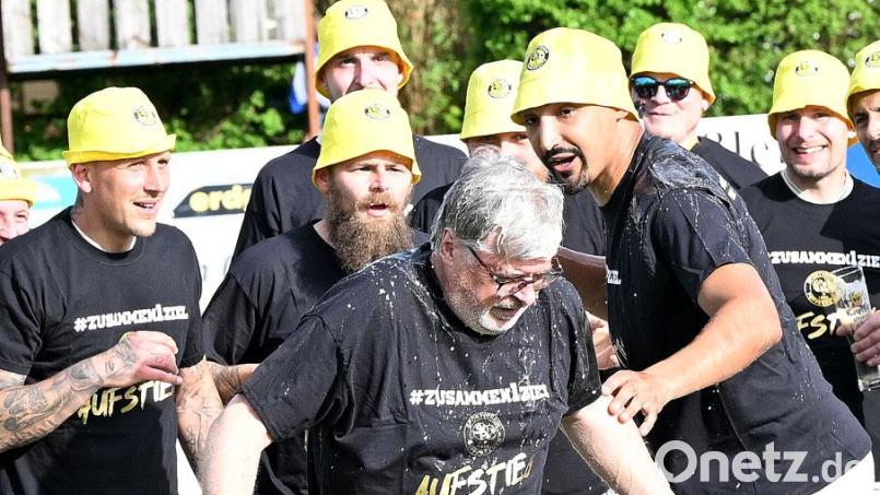Aushilfstrainer Georg Kobelt (vorne) und Trainer Jürgen Hummer (rechts daneben) führten den SV Poppenreuth II in die Kreisklasse. Bild: Hans Wunder