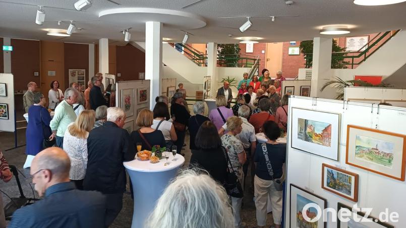 Ein volles Rathaus war der Beleg – die Vernissage der Aquarellgruppe Kümmersbruck kam gut an. Bild: Christian Bayer