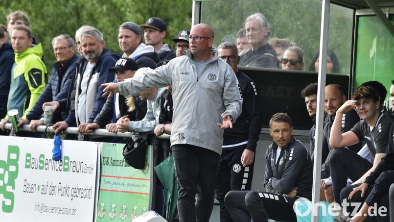 Der Blick von Markus Kipry, dem Trainer der DJK Gebenbach, ist schon auf die anstehenden Relegationsspiele zum Verbleib in der Bayernliga gerichtet. Bild: Hubert Ziegler
