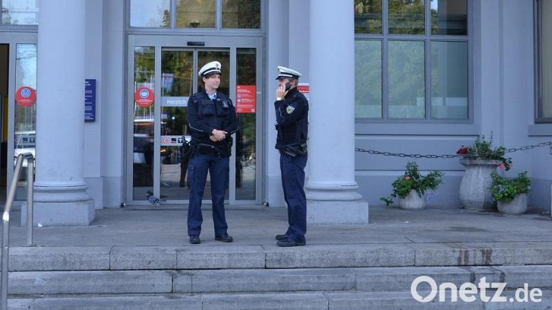 Eine Streife der Bundespolizei vor dem Gebäude des Hauptbahnhofs Regensburg. Symbolbild Bundespolizei