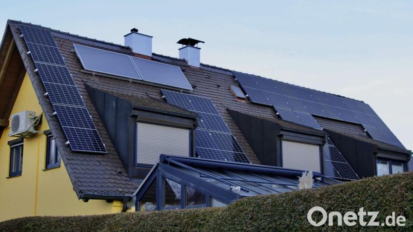 Photovoltaik kann auch bei Häusern älterer Baujahre zu einer klimafreundlicheren Energieversorgung beitragen und Kosten sparen. Symbolbild: Verbraucherzentrale Bayern