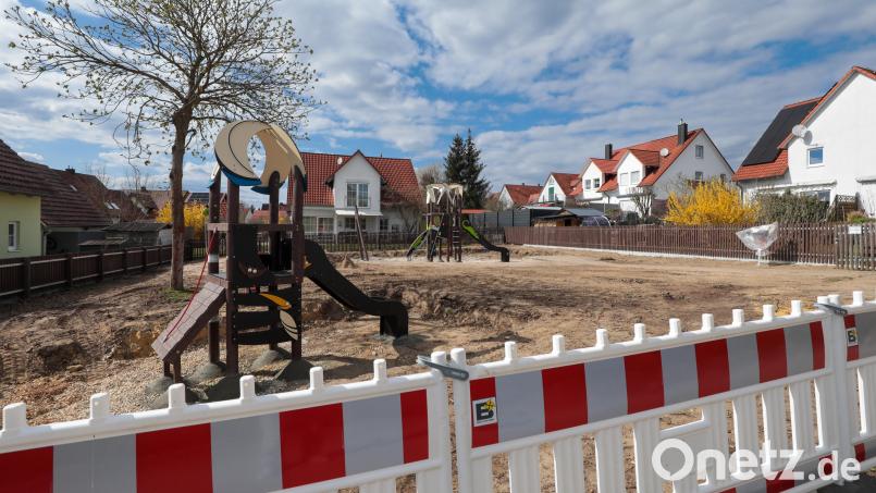 Der Spielplatz in der Willy-Brandt-Straße in Kümmersbruck ist momentan gesperrt: Hier werden alle Spielgeräte durch neue ersetzt. Bild: Wolfgang Steinbacher