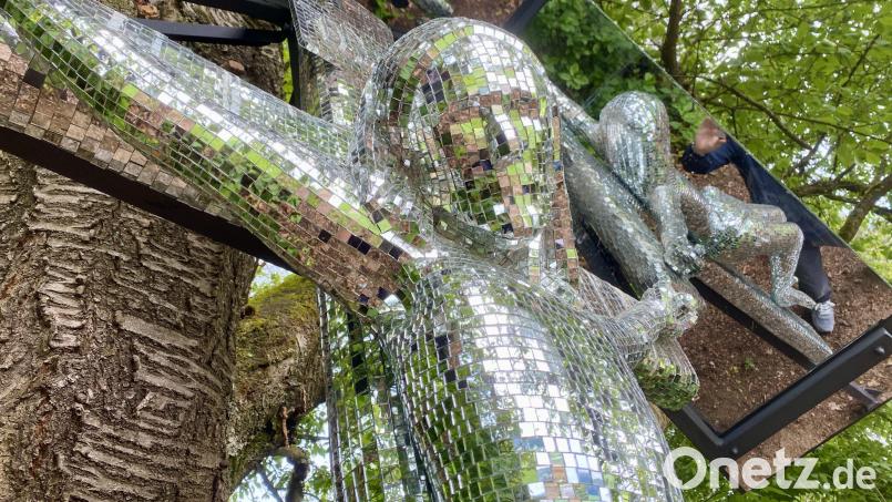 Das Spiegelkreuz in Etsdorf: Auch der Christus-Corpus ist mit Spiegelstücken verkleidet. Bild: Ina Piehler