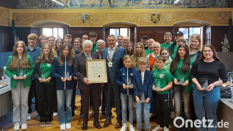 Im Großen Rathaussaal wurden Auerbachs &quot;Beste&quot; und auch Wilhelm Schelz (mit Urkunde), Empfänger der Bürgermedaille, von Bürgermeister Joachim Neuß (Mitte) geehrt. Bild: mfh