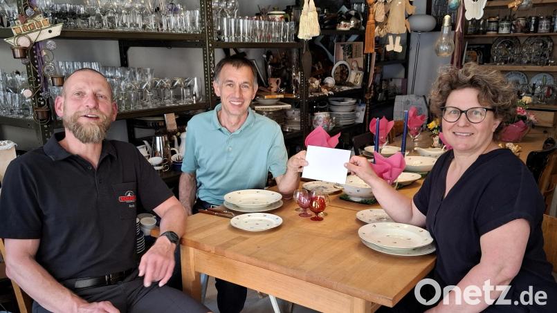 Andy Moser (stellvertretender Vorsitzender Schlackenverein, von links) und Dr. Christian Koch (Vorsitzender Schlackenverein) überreichen an Elke Wolfsteiner von der Diakonie die Spende von 3447 Euro. Bild: mfh