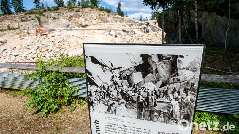 Eine Informationstafel steht vor dem Steinbruch des ehemaligen Konzentrationslagers Flossenbürg. Archivbild: Armin Weigel