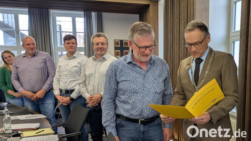Bürgermeister Bernd Sommer (von rechts) vor der Verleihung der Ehrennadel in Silber für 15-jährige Stadtratsarbeit an Johann Wurm. Martin Rosner und Markus Härtl von der Verwaltung sowie die Stadtratsmitglieder Andreas Riedl und Katja Bloßfeldt schauen interessiert zu. Bild: pz