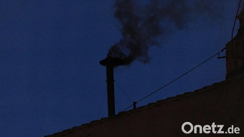 Vatikan, Vatikanstadt: Schwarzer Rauch quillt aus dem Schornstein der Sixtinischen Kapelle. Beim Konklave im Vatikan haben sich die Kardinäle im ersten Wahlgang nicht auf einen neuen Papst einigen können. Bild: Oliver Weiken