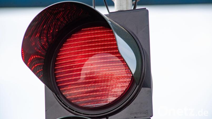 Eine Ampel bei Rotlicht Symbolbild Stefan Sauer/dpa