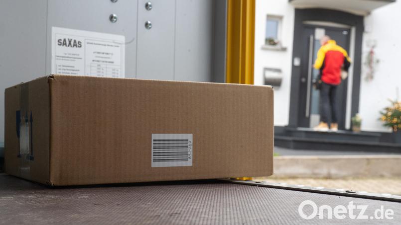 Ein Paket wird angeliefert. Symbolbild Sebastian Gollnow