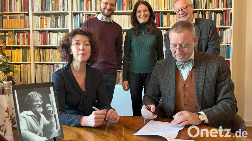 Unter den Augen H. E. Erwin Walthers (Bild links) und im Beisein der VorstandsmitgliederChristof Weiß, Katrin Klose und Fabian Kern (hinten von links) unterzeichneten Michaela Grammer und Martin Grammer die Stiftungsurkunde. Bild: Jürgen Wagner/exb