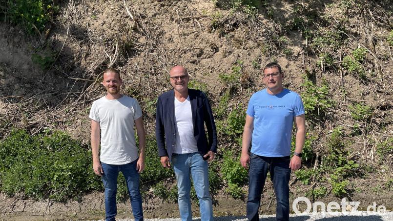 Matthias Vogl von der Firma Seebauer (von links), Bürgermeister Maximilian Beer und Volker Schneeberger vom Bauamt freuen sich über die abgeschlossene Sanierung des „Roter Marterl“-Weges in Klosterhäuser. Bild: Anton Köppl