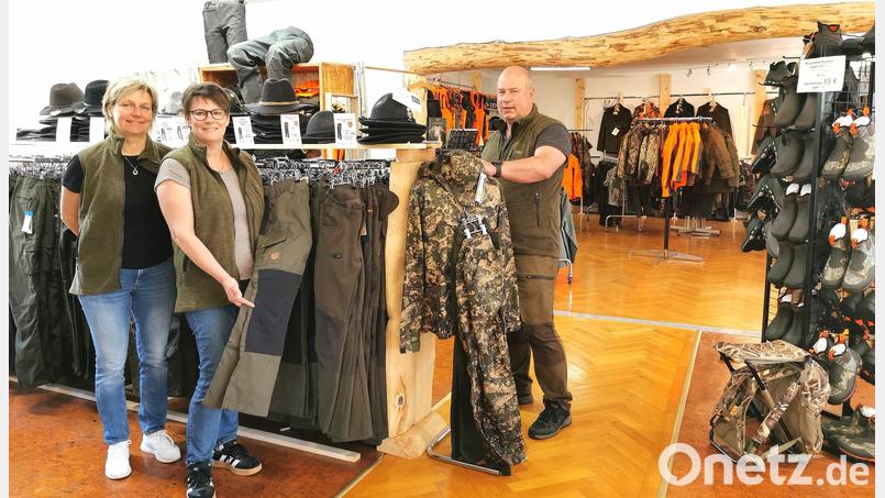 Alles für Jagd und Outdoor: Mark und Bianca Liebermann präsentieren zusammen mit Mitarbeiterin Cara Last (links) den neuen Laden auf dem Müller-Gelände in Oberviechtach. Bild: Portner