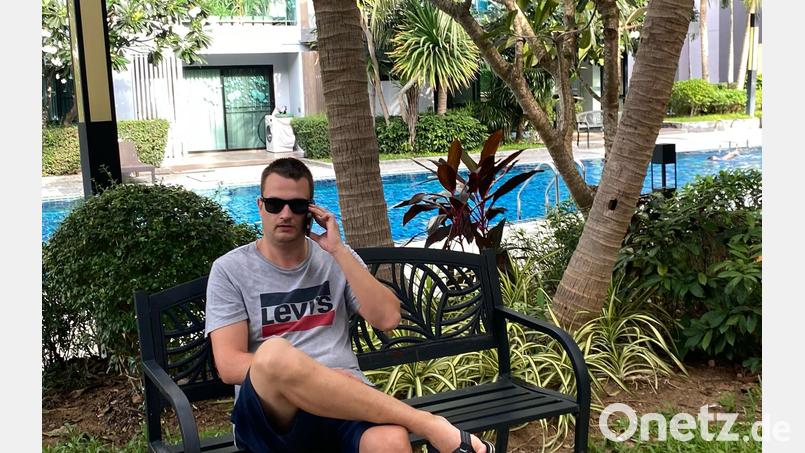 Die Leitung nach Amberg steht: Jan Bönning bespricht potentielle Neuzugänge auch im Thailand-Urlaub mit den Verantwortlichen des ERSC Amberg. Bild: Bönning
