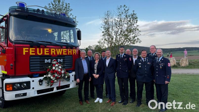 Bürgermeister Michael Wilfahrt (Fünfter von links) mit Feuerwehr-Vertretern und Ehrengästen beim Florianstag. Bild: Wilfahrt